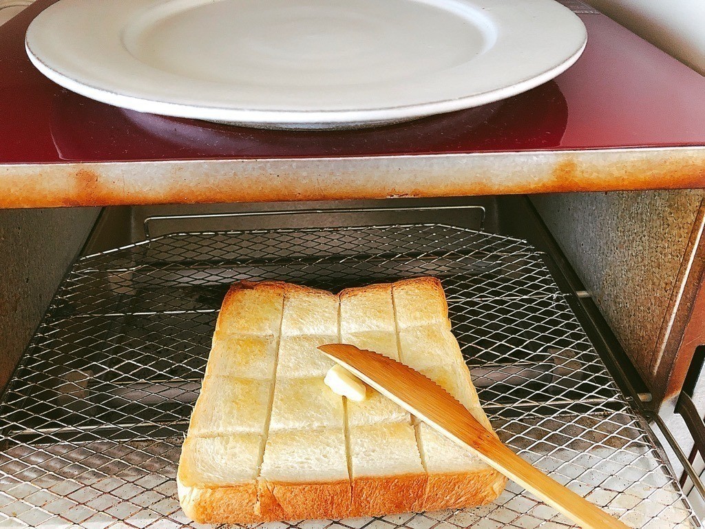 食パンレシピの紹介：食パンを高温でトーストし焼き上げる