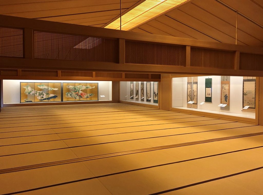 120畳の広さを誇る嵯峨嵐山文華館の2階展示室